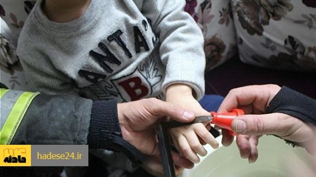 گیر کردن اسباب بازی در انگشت کودک خردسال آتش نشانان را به خیابان قلعه مرغی کشاند.