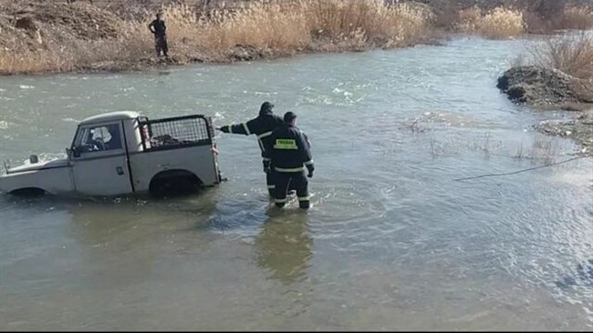 ۶ سرنشین خودروی لندرور که در حال غرق شدن در نزدیکی سد سنندج بودند، با تلاش و اقدام به موقع آتش‌نشانان نجات یافتند.