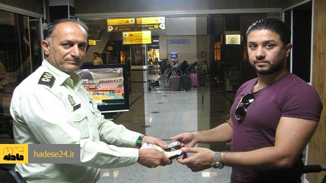 فرمانده پلیس فرودگاه های کشور از تحویل کیف حاوی دلار و دینار عراقی به ارزش 200 میلیون ریال به صاحبش توسط یکی از کارکنان این پلیس خبر داد.