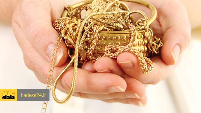 رئیس کلانتری ۱۲۴ قلهک از دستگیری زن نظافتچی خبر داد که طلا و جواهرات سرقتی را داخل کفش‌هایش جاسازی کرده بود.