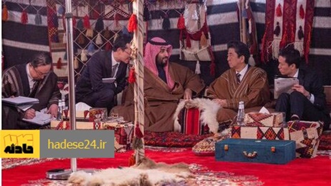 ولیعهد سعودی در اقدامی غافلگیرانه دیدار خود با نخست وزیر ژاپن را در یک خیمه و چادر بیابانی ترتیب داد و نخست‌وزیر ژاپن عبای عربستانی پوشید.