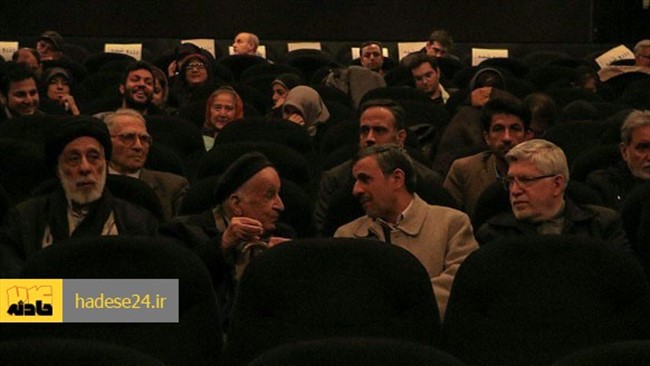 محمود احمدی نژاد دوشنبه شب برای تماشای فیلم مستند مستشرق به سینما رفت.