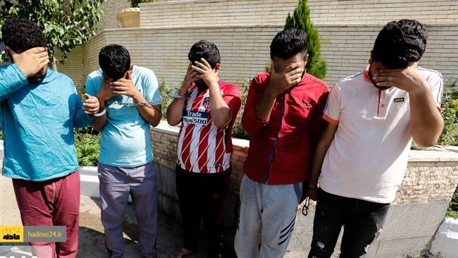 رئیس پایگاه هشتم پلیس آگاهی پایتخت از دستگیری و انهدام اعضای باند 5 نفره سارقان تلفن همراه ورزشگاه های آزادی و شهر قدس خبر داد.