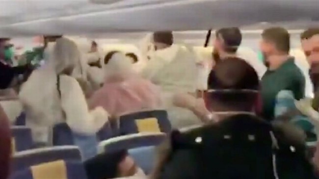 عطسه کردن مسافران در یک هواپیمای مسافربری که از عربستان سعودی به بیروت پرواز می کرد موجب درگیری در داخل هواپیما شد.