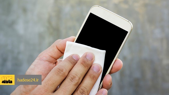 استفاده از برخی مواد برای پاکسازی گوشی‌های هوشمند می‌تواند به صفحه نمایش آن‌ها آسیب بزند، در نتیجه بهتر است که کاربران به برخی نکات دقت ویژه‌ای داشته باشند.