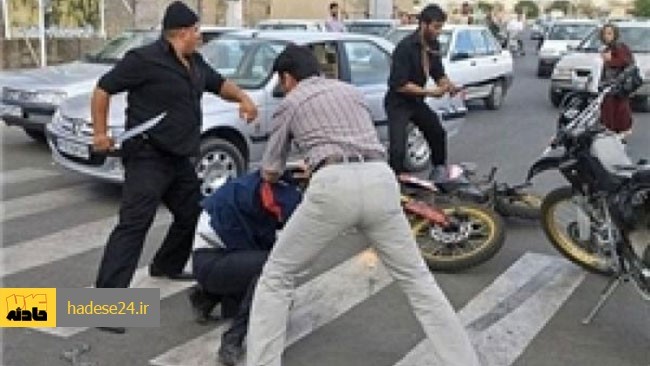 3 مرد سوار بر خودروی پژو پارس نقره ای در نقش مسافرکش دست به زورگیری های خشن از مسافران در میدان آزادی می زدند.