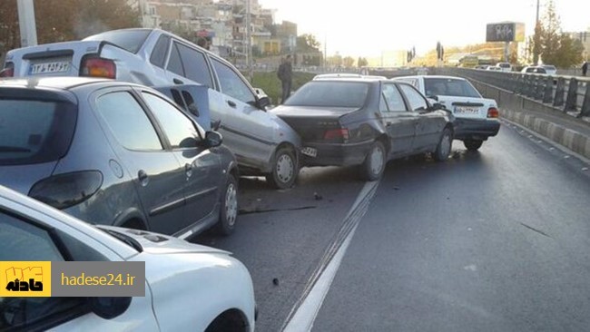 رییس مرکز اورژانس تهران از وقوع یک تصادف زنجیره‌ای در تقاطع خیابان ولیعصر خبر داد.