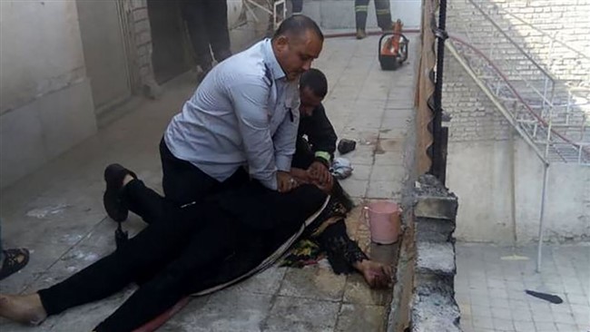 رییس سازمان آتش نشانی و خدمات ایمنی شهرداری اهواز گفت: زنی که با آتش زدن خانه می خواست خودکشی کند، با سرعت عمل به موقع آتش نشانان و انجام اقدامات احیا(CPR)، نجات داده شد.
