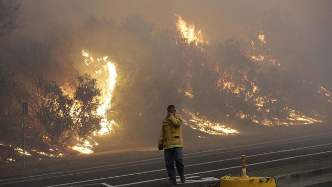 بیش از ۱۳۰۰ آتش‌نشان در حال مبارزه با آتش‌سوزی سریعا در حال گسترشی هستند که از روز یکشنبه در شهر ریورساید در کالیفرنیای جنوبی از کنترل خارج شده است.
