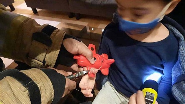 با تلاش آتش نشانان شی پلاستیکی که در دست کودک خردسال گیر کرده بود رها سازی شد.