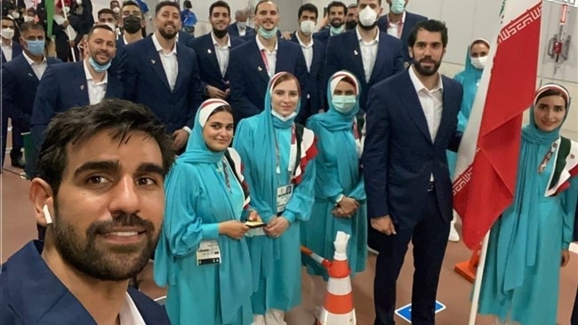 تصاویر منتشر شده از حضور کاروان اعزامی ایران به المپیک توکیو واکنش های تندی را به دنبال داشته است. در عکس یادگاری ورزشکاران، آنها از همان لباس های بحث برانگیز استفاده کرده و حتی ماسک هایی متحدالشکل هم ندارد.