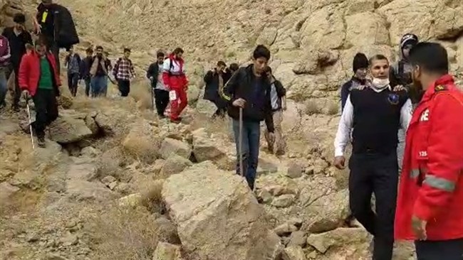 14  دانش آموز گرفتار در کوه چشمه لادر خمینی شهر نجات یافتند.