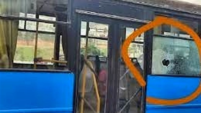 به دنبال حادثه سنگ‌پرانی به اتوبوس دانشجویان دانشگاه آزاد خرم‌آباد ۵ دانشجو مصدوم شدند که همه این دانشجویان ترخیص شده‌اند؛ همچنین مسئولان خبر از شکایت از عامل حادثه دادند.
