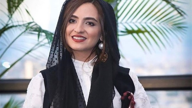 گلاره عباسی از بازیگران پر طرفدار ایرانی است که در اینجا عکسی از لبخند زیبای خود منتشر کرده است