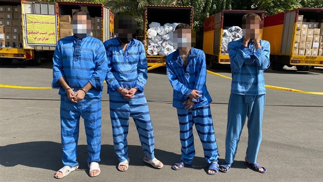 فرمانده انتظامی استان اصفهان از دستگیری اعضای باند 4 نفره‌ای که با دستبرد به منازل مردم در 4 استان کشور 200 میلیارد ریال به جیب زده بودند خبر داد.