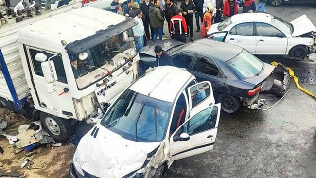 سخنگوی سازمان آتش‌نشانی و خدمات ایمنی شهر تهران از برخورد شدید یک دستگاه کامیونت با ۱۲ دستگاه خودرو در شمال شرق تهران خبر داد.