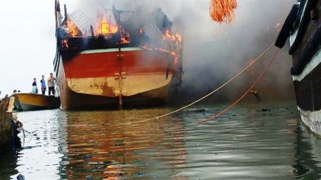 فرماندار شهرستان بندرعباس گفت: به علت آتش‌سوزی یک فروند لنج حامل قاچاق سوخت در آب‌های بندرعباس دود غلیظی در شهر مشاهده شد.