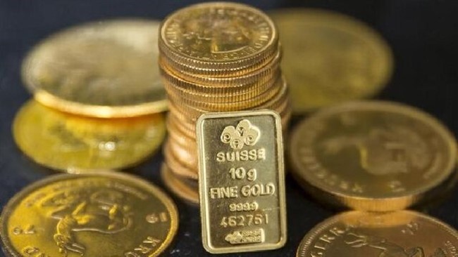 یک فعال بازار طلا: مسیر قیمت طلا کاهشی است البته بستگی به بازار ارز دارد حال ارز وارد بازار شود و عرضه و تقاضا را بهتر تامین کند می‌تواند مسیر قیمت طلا را بهتر کند.