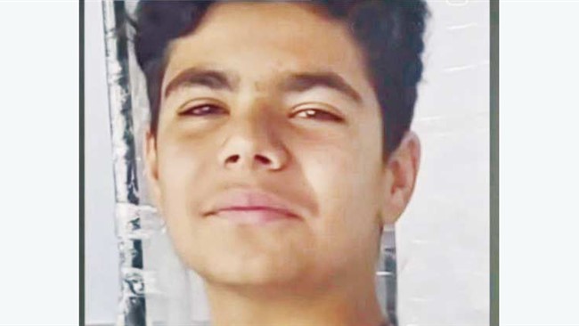 وقتی اشرار قمه به‌دست به مردی در شهرستان خرمدره حمله کردند، پسر 14ساله او برای دفاع از پدر از ماشین پیاده شد اما با ضربه قمه اشرار به قتل رسید.