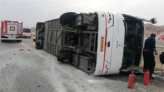 واژگونی اتوبوس در ۴۰ کیلومتری جاده شیراز به سروستان ۲۹ مصدوم بر جای گذاشت.