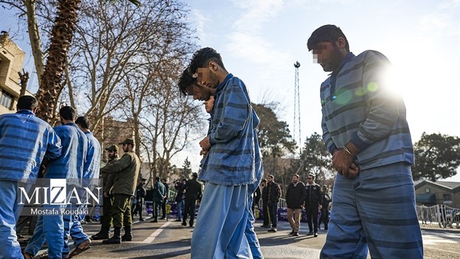 رئیس پلیس فتا استان از دستگیری باند کلاهبرداران اسکیمری در کرمانشاه خبر داد که با کپی اطلاعات کارت‌بانکی ۲۳ شهروند، اقدام به سرقت بیش از ۵ میلیارد ریال کرده بودند.