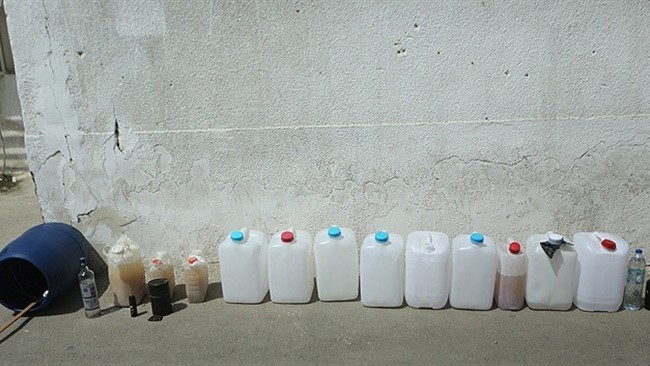 تحقیقات پلیس  نشان می دهد مواداولیه تولید مشروبات دست‌ساز که الکل صنعتی است از خیابان ناصرخسروی تهران و از طریق باربری به بندرعباس فرستاده می‌شد.