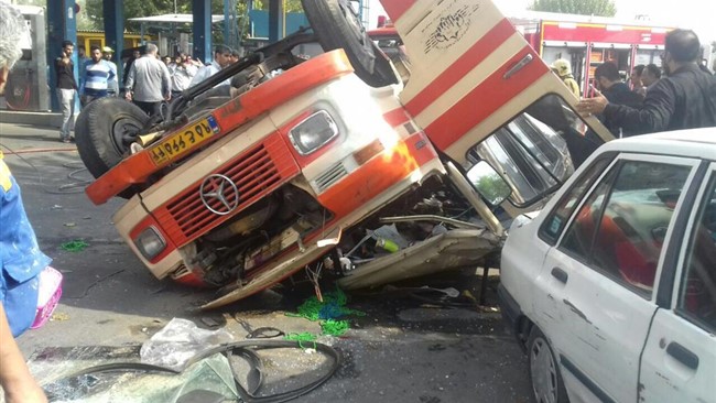واژگونی یک دستگاه مینی‌بوس در بزرگراه شهید آوینی، حادثه هولناکی را رقم زد و موجب مصدومیت دست‌کم 19نفر از شهروندان شد.