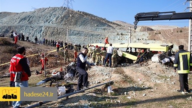 احتمال اینکه افرادی زیر اتوبوس گرفتار شده باشند وجود دارند و آتش نشانان در حال جستجو هستند.