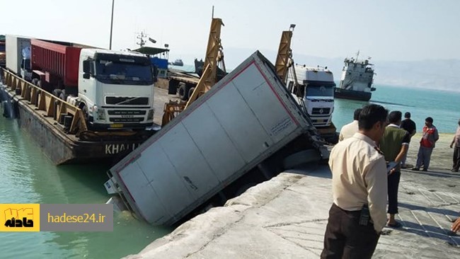 یک دستگاه کامیون که قصد عزیمت از جزیره قشم به سرزمین اصلی را داشت در اسکله لافت به دریا سقوط کرد.