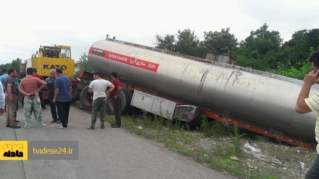 به علت واژگونی کامیون حمل سوخت در محدوده پل کنجانچم محور ایلام - مهران از ساعاتی پیش مسدود شده است.
