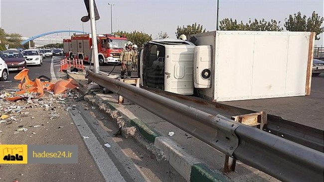 یک دستگاه کامیونت به هنگام حرکت در بزرگراه شهید همت به علت نامشخصی پس از برخورد با گاردریل واژگون شد.