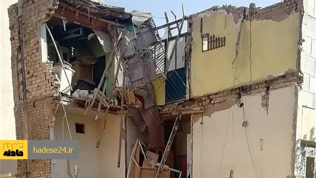 یک ساختمان دو طبقه قدیمی در خیابان خاوران صبح دیروز به طور کامل فرو ریخت اما به هیچ کس آسیب جانی نرسید.