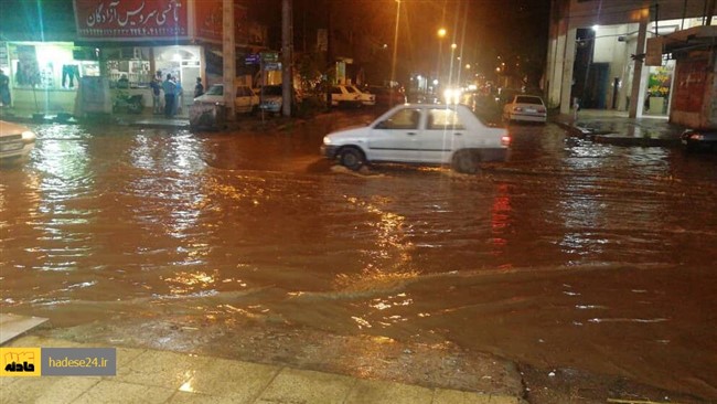 بارندگی حدود سه ساعته عصر دوشنبه باعث جاری شدن سیلاب در خیابانها و معابر شهر اهواز شد به طوری که زندگی روزمره مردم این شهر مختل شد.