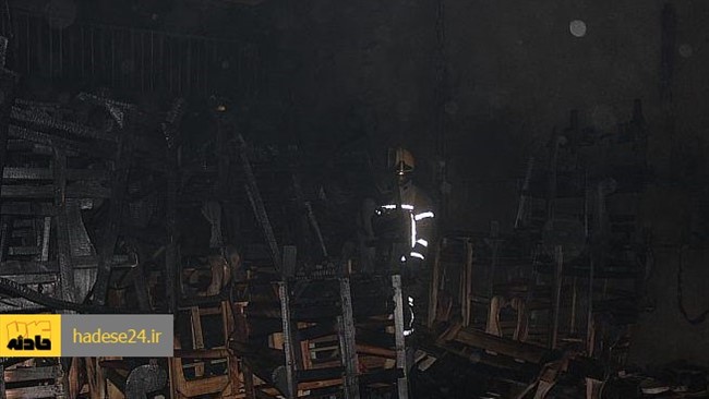 آتش سوزی شبانه در کارگاه مبل سازی در شهرک مرتضی گرد، مرگ کارگر جوان را رقم زد.