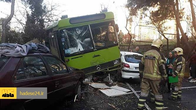 برخورد شدید یک دستگاه اتوبوس شهری با چهار دستگاه خودرو سواری، مصدومیت راننده اتوبوس را در پی داشت.