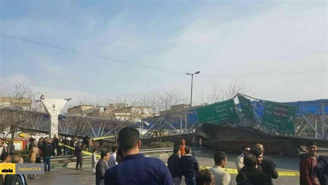 سقوط پل عابر پیاده روی بزرگراه شهید چراغچی مشهد، دست کم ۷ نفر را راهی بیمارستان کرد و در حال حاضر ترافیک سنگینی در دو طرف بزرگراه ایجاد شده است