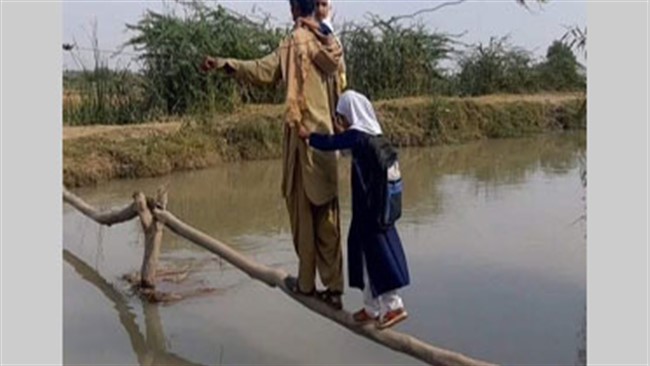 عکسی در فضای مجازی با عنوان «وضعیت رفتن به مدرسه دانش آموزان یکی از روستا‌های دشتیاری چابهار» در حال گردش است.