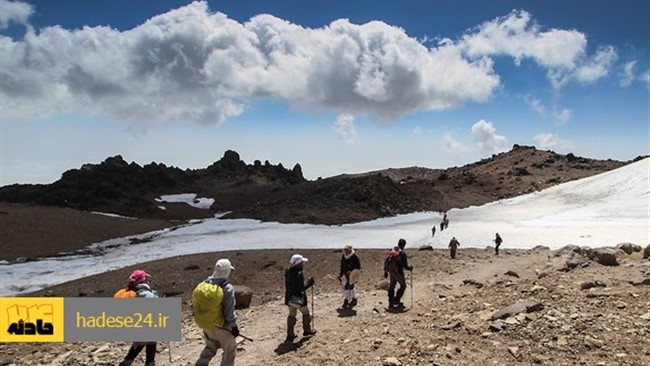کوهنورد مفقود شده در چشمه نرگس تهران از سوی امدادگران هلال احمر نجات پیدا کردند.