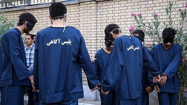 6 قاتل بخشیده شده، پس از آزادی از زندان به همراه 7 زن و مرد باند سرقت تشکیل دادند و از خانه‌های مناطق شمالی تهران دزدی می کردند.