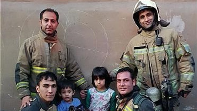 یک پدر به همراه دو کودک خردسال خود که در آتش سوزی زیرزمین یک ساختمان دو طبقه گرفتار شده بودند، با تلاش آتش نشانان، از مرگ حتمی نجات پیدا کردند.