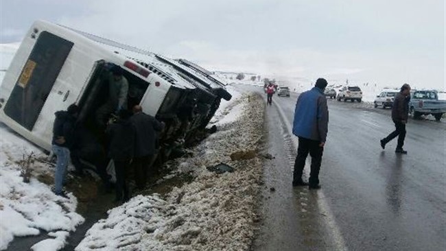 یک اتوبوس حامل زائران نورآباد در ملایر واژگون شد.