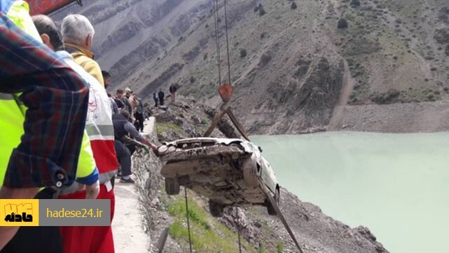 رئیس پلیس راه استان البرز از سقوط یک دستگاه خودرو بنز در سد کرج و فوت یک نفر خبر داد.