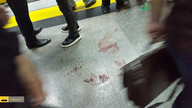 سقوط جوانی روی ریل قطار در ایستگاه مترو بیمه تهران صبح چهارشنبه که از آن به عنوان اقدام به خودکشی یاد شده، تعطیلی موقت این ایستگاه را به دنبال داشت.مسئولان مترو می گویند این فرد زخمی شده است.