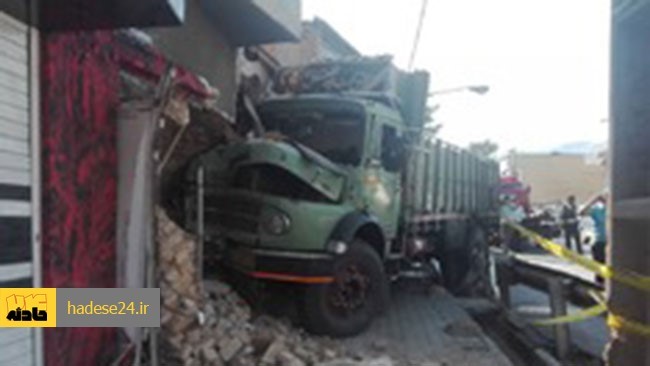 کامیون حامل بار با منزل و مغازه متروکه ای در شیراز برخورد کرد.