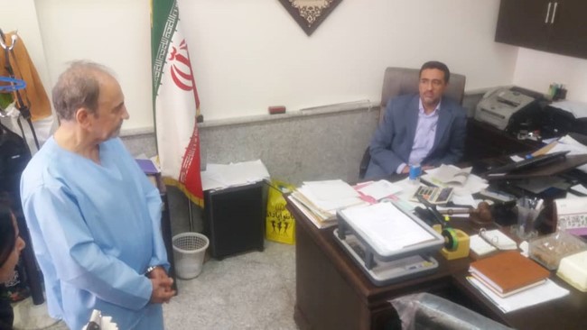 محمدعلی نجفی، شهردار سابق تهران که به اتهام قتل همسر دومش بازداشت شده است ظهر امروز به محل وقوع جنایت منتقل شد و در حضور ماموران و مسئولان قضایی صحنه جنایت را بازسازی کرد.