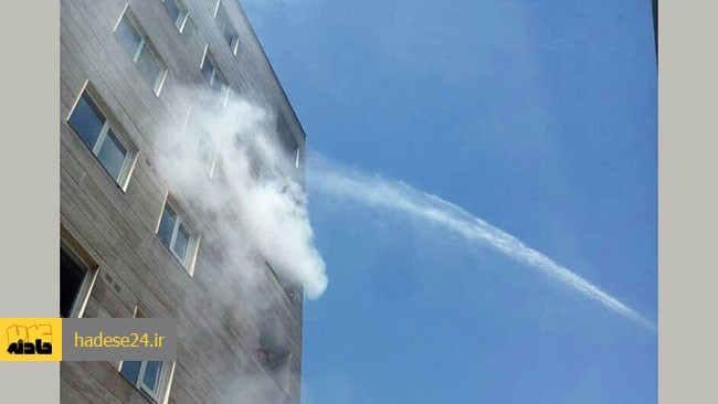 سخنگوی سازمان آتش نشانی و خدمات ایمنی شهرداری تهران از وقوع آتش سوزی در یک ساختمان مسکونی ١٢ واحدی در شهرک وصال خبر داد.