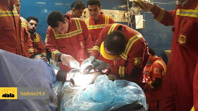 سخنگوی سازمان آتش نشانی و خدمات ایمنی شهرداری تهران از گرفتار شدن دست یک کارگر ٢٠ ساله در چرخ گوشت صنعتی خبر داد.