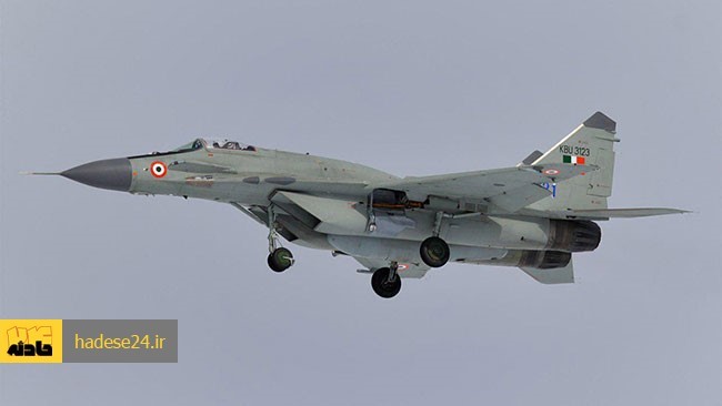 راج‌نات سینگ، وزیر دفاع هند ضمن خبر دادن از مفقود شدن یک هواپیمای AN-۳۲ متعلق به نیروی هوایی هند (IAF) با ۱۳ سرنشین، اعلام کرد که نظارت بر عملیات جست‌وجوی این هواپیما مستقیما زیر نظر او صورت خواهد گرفت.