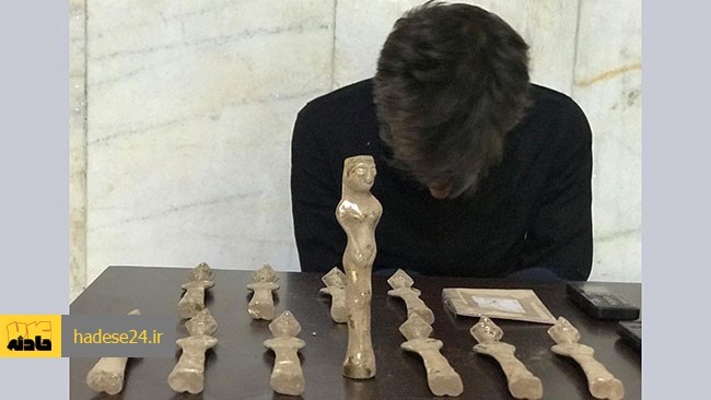 مرد شیاد با بازی در نقش یک چاه کن افغان ادعا می کرد چند مجسمه طلا پیدا کرده و در تماس با شهروندان به آنها پیشنهاد فروش مجسمه ها به قیمت 200 میلیون تومان را می داد اما هوشیاری پلیس باعث دستگیری اش شد.