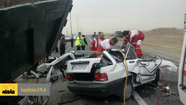 حدود ساعت ١٧ امروز (یکشنبه) بر اثر تصادف یک دستگاه پراید با پژو ٤٠٥ در محور پایگاه نوژه به همدان ٤ نفر کشته و ٤ نفر مصدوم شدند.
مصدومان این حادثه با اقدامات درمانى تکنسین هاى اورژانس به بیمارستان انتقال داده شدند.